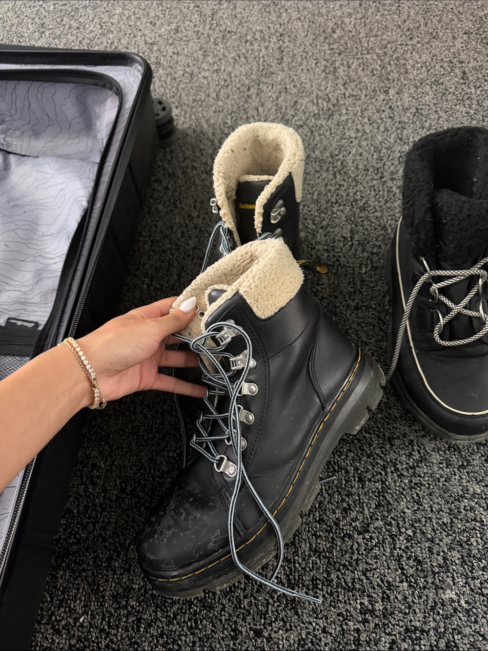 Dr Martens Black Sherpa-Lined Lace-Up Boots - Women